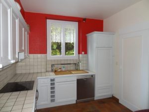 Homestaging d'une cuisine rustique pour la vente de la maison